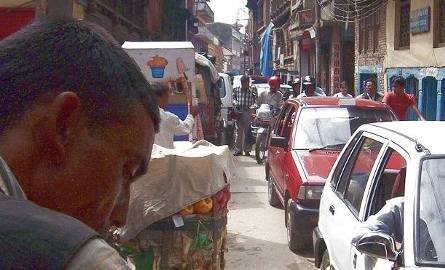 W wąskich i krętych jak labirynt uliczkach Katmandu można się łatwo zgubić, szczególnie nocą.