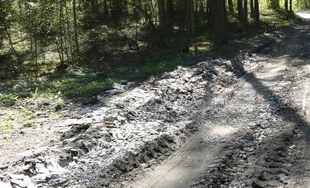 Nasza Czytelniczka twierdzi, że szkodliwy materiał leży na głównej ścieżce rowerowej z Białegostoku.