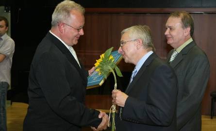 Pamiątkowy dyplom wręcza Andrzejowi Czubakowi poseł Lipiec
