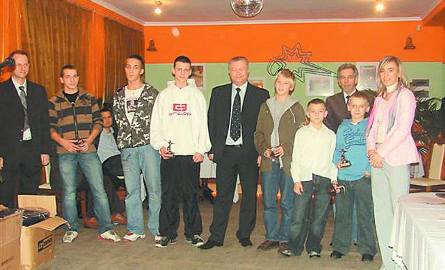 Stoją od lewej: Błażej Baumgart (dyrektor klubu) wraz z przedstawicielami sekcji piłki nożnej:Pawłem Krupą, Przemysławem Zajewskim, Wojciechem Bukowskim,