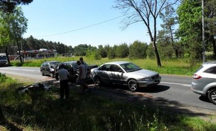 Wypadek w Wydmusach. Zderzyły się cztery samochody. Mężczyzna w szpitalu (zdjęcia)