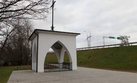 Pomnik 16 Ofiar 1920 roku wymaga odnowienia. Ucierpiał przy okazji modernizacji ulicy gen. Maczka, przy której jest usytuowany.