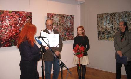 Beata Drozdowska wręczyła jubilatowi list gratulacyjny od władz miasta.