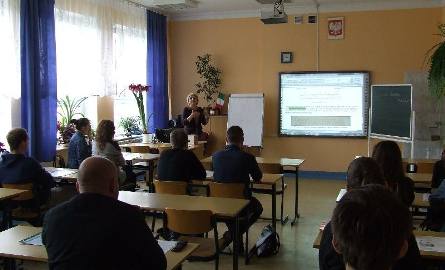 Wspólne zajęcia teoretyczne studentów i uczniów klasy I D, prowadzone przez Marię Szewczyk.