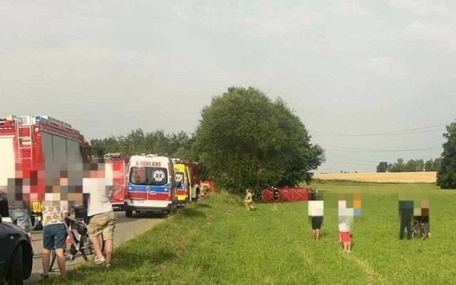 Kolejny tragiczny wypadek w Małopolsce. W Bilczycach samochód potrącił rowerzystkę. 40-letnia kobieta zmarła. Jej dziecko walczy o życie