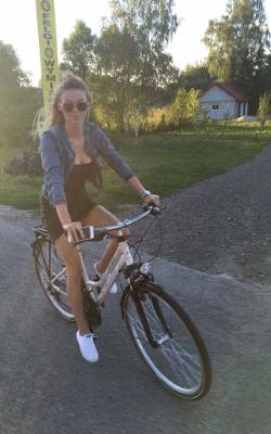 Podczas pobytu w Rudkach Eliza miała czas na poznawanie okolicy. Jeździła na rowerze.