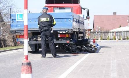 Kursantka podczas nauki jazdy na motorze zderzyła się z ciężarówką (zdjęcia)