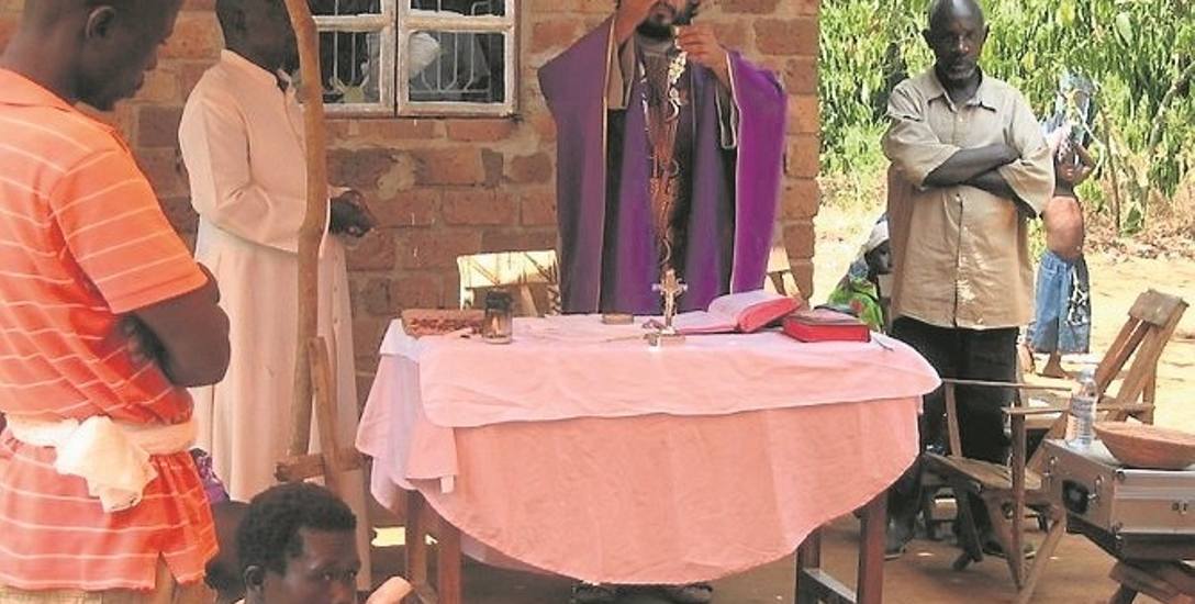 W Ugandzie trzeba czasami modlić się o cud. O polskich misjonarzach