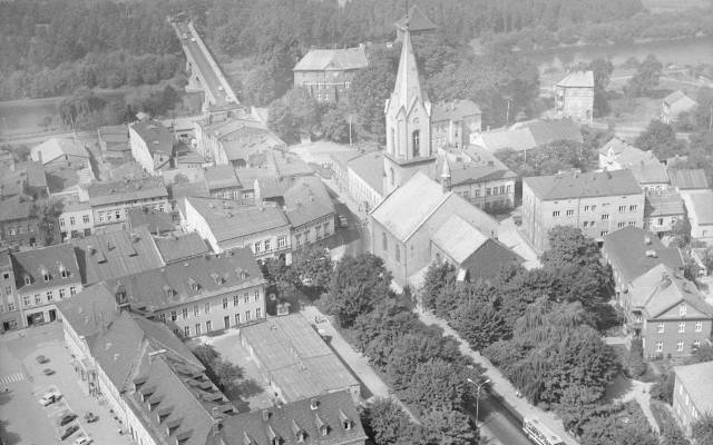 Tak wyglądał Oświęcim 50 lat temu. Stare Miasto, osiedla i tereny byłego obozu Auschwitz na zdjęciach lotniczych. Galeria