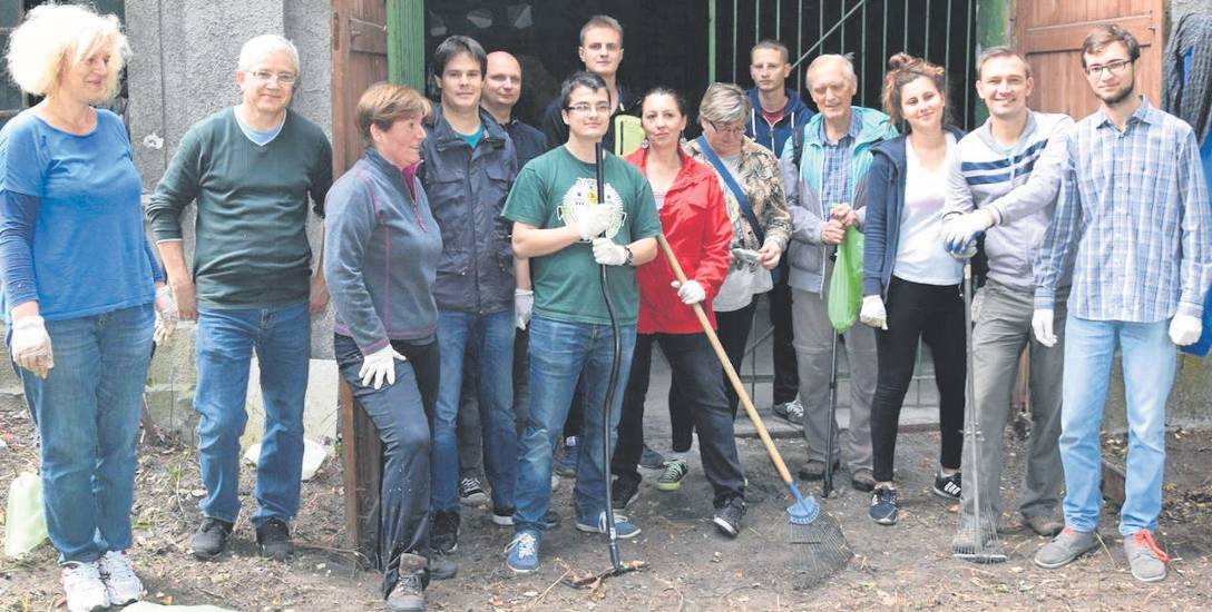 W październiku minionego roku kilkunastu mieszkańców Zielonej Góry, w ramach akcji zorganizowanej przez Młodzieżową Radę Miasta, sprzątało teren dawnego