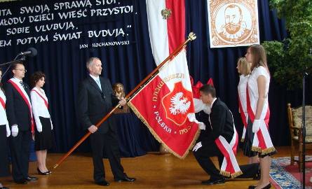 Sztandar przekazał uczniom dyrektor gimnazjum Zbigniew Plewicki