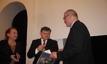 Wśród szczęśliwców znalazł się Piotr Kacprzak, któremu piękny album wręcza  senator Wojciech Skurkiewicz.