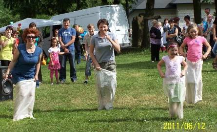 Podczas czerwcowego pikniku odbył się konkurs skoków w workach: rodzice kontra dzieci. Po lewej skacze prezes Agnieszka Czerwińska.