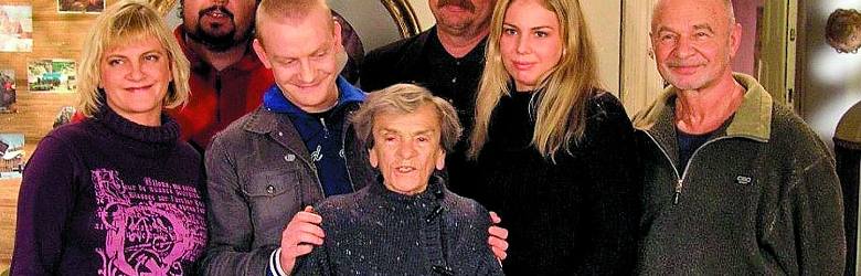 Serialowa rodzina Kiepskich.  Od lewej: Marzena Kipiel-Sztuka (Halina Kiepska), Dariusz Gnatowski (Arnold Boczek), Bartosz Żukowski (Waldemar Kiepski),