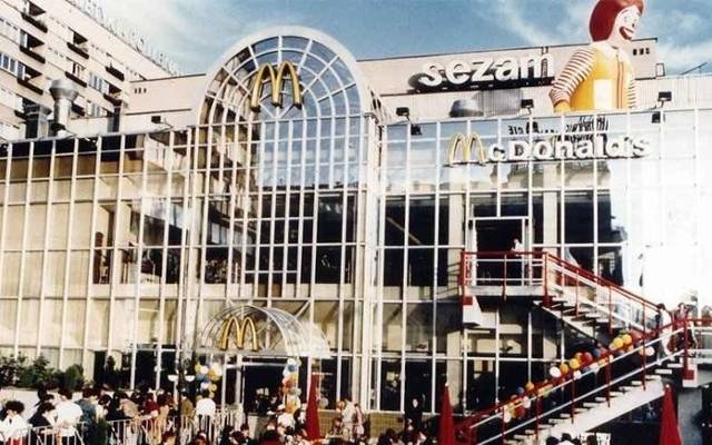 Pamiętacie? 34 lata temu otwarty został pierwszy McDonald's w Polsce. Co za emocje