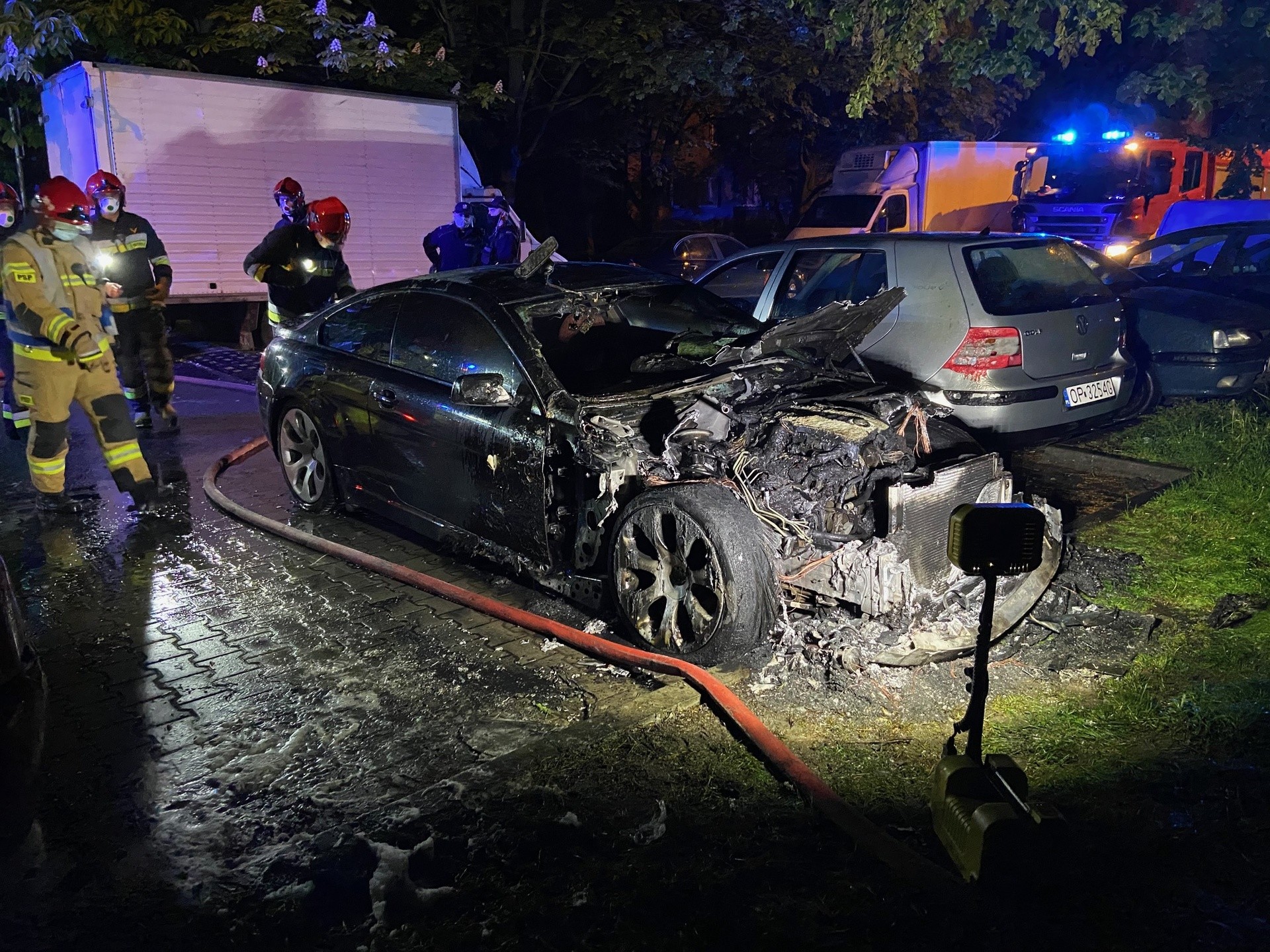 Pożar bmw w Opolu. Samochód spłonął w nocy na parkingu