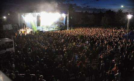 Kilka tysięcy ludzi zgromadziło się przed sceną podczas koncertu gwiazdy wieczoru - zespołu Happysad.