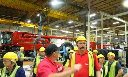Rolnicy podczas wycieczki do Stanów Zjednoczonych zwiedzają fabryki ciągników i kombajnów przedsiębiorstwa CASE IH. Nagrodę dla Rolnika Roku 2014 funduje