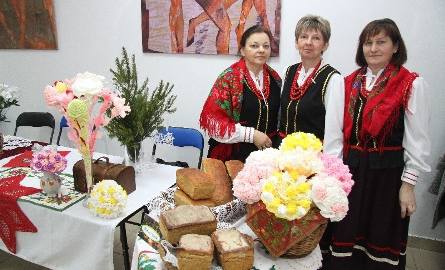 Halina Poniewierska, Teresa Janyst i Sabika Kułak z Zespołu Śpiewaczego z Masłowa Drugiego oferowały koronkowe ozdoby, bieżniki i naturalny chleb na