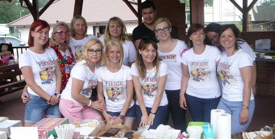 Ekipa wolontariuszy wraz z Anną Krysiak - mamą Kubusia. Podczas pikniku sprzedało się wszystko, co było przygotowane