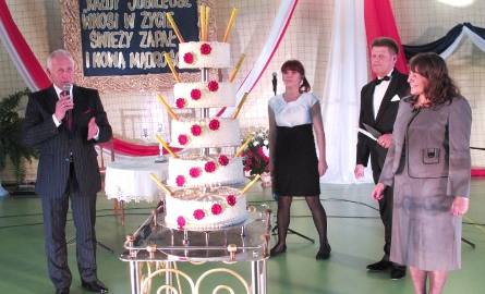 Na zakończenie oficjalnej części uroczystości był 5-piętrowy tort. Na zdjęciu z lewej: Andrzej Kruzel, starosta staszowski, także absolwent "ogólniaka”,