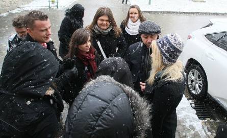 Ekipa i Andrzej Piaseczny przywitali się w śniegowej aurze.