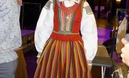Dominika Kubacka w stroju ludowym ze świętokrzyskiej ziemi.