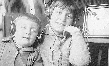 Ania (z prawej), mama naszej Czytelniczki Małgorzaty Iwanowskiej-Ludwińskiej wraz z braciszkiem słucha radia na słuchawki ok. 1934 roku