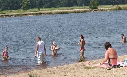 Mimo, że zbiornik wodny w Nisku-Podwolinie nie posiada strzeżonego kąpieliska, to i tak na plaży w upalne dni wypoczywa liczne grono mieszkańców.