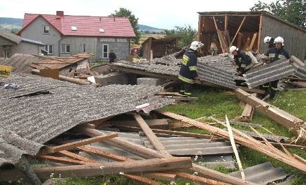 Strażacy – ochotnicy byli wszędzie tam, gdzie potrzebna była pomoc. W przypadku Sieradowic konieczna była rozbiórka drewnianej szopy, której wiatr naruszył