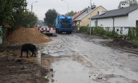 W ramach inwestycji czynowych budowane są ulice Gromadzka i Krzyżowa. W piątek przerwano prace ze względu na deszcz.