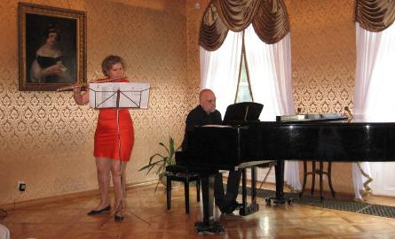 Koncert rozpoczął utwór Rondo – moll na flet i fortepian Frantza Xavera Mozarta.
