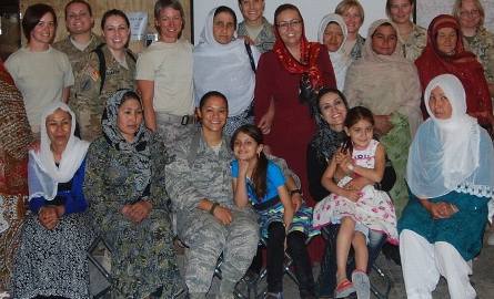 Spotkanie zakończyło wspólne zdjęcie Afganek, Polek i Amerykanek