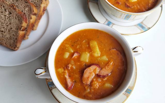 Szybka i pożywna zupa z soczewicy – idealna na jesień. Prosty przepis na pyszną i pożywną zupę, którą cała rodzina zje ze smakiem