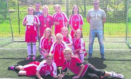 Drużyna dziewcząt ze Szkoły Podstawowej numer 1 w Grójcu była najlepsza w rozegranym w Radomiu turnieju piłkarskim.