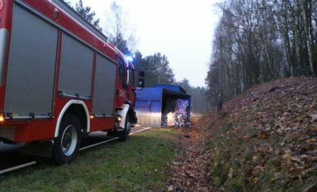 Na miejsce został zadysponowany dźwig z Bydgoszczy, który podnosił naczepę oraz kontener, który został wciągnięty na podstawiony samochód ciężarowy.