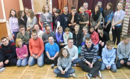 Pamiątkowe zdjęcie młodych fryzjerek i młodzieży z placówki w Baryczy.