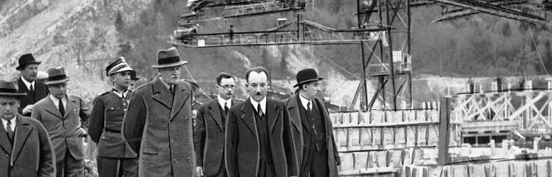 Prezydent Ignacy Mościcki w towarzystwie Eugeniusza Kwiatkowskiego wizytuje budowę zapory wodnej w Rożnowie. 1938 r.