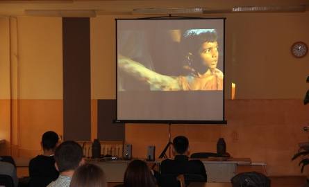 Licealiści uczestniczą w projekcji filmu "Slumdog"