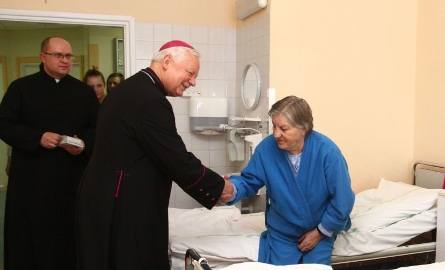 Biskup życzył wszystkim pacjentom zdrowia i udzielił im błogosławieństwa.