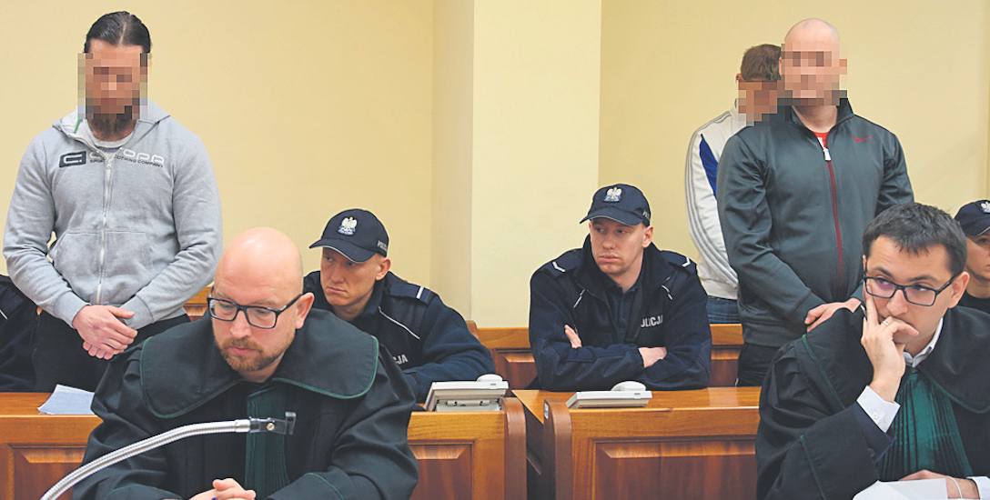 Od lewej: Krzysztof K. i Piotr Ż. W drugim rzędzie widać Piotra Ś. Miodka. Jest oskarżony o to, że nie udzielił pomocy Cysiowi i nie zawiadomił policji.