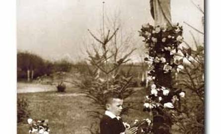 Kazimierz Wójcik przed nieistniejącą figurką Matki Bożej obok „ochronki” księży Saletynów 1956r.