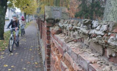 Proboszcz z Czerska zabiega o odrestaurowanie cmentarnego muru. 