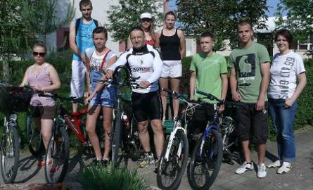 Dariusz Bańka często zabiera uczniów w wolnym czasie na wycieczki rowerowe.