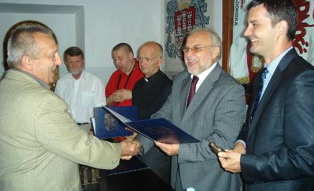 Wśród uhonorowanych znalazł się Wiesław Mizerski, gratulowali mu Zdzisław Maszkiewicz i Rafał Czajkowski, sekretarz miasta (z prawej)