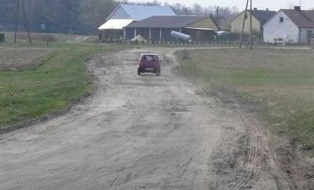Droga jest w tak fatalnym stanie, że dzieci muszą jeździć do szkoły traktorem. Zobacz zdjęcia