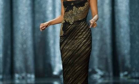 Halle Berry w sukni a’la złota rybka z czarnymi akcentami.