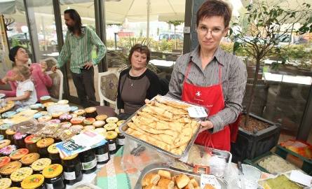 Alicja Podstawka z Domaszowic, którą często można spotkać na Eko - Bazarze w niedzielę częstowała naleśnikami z jabłkami w Best Western Grand Hotelu