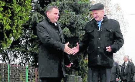 Radny Stefan Lesiak (z prawej) dziękuje wicewojewodzie Grzegorzowi Dziubkowi za pomoc w remoncie drogi koło swojej posesji.