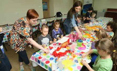 Dzieci dały ponieść się wyobraźni i tworzyły z plastikowych sztućców i talerzyków oryginalne, kolorowe bociany.